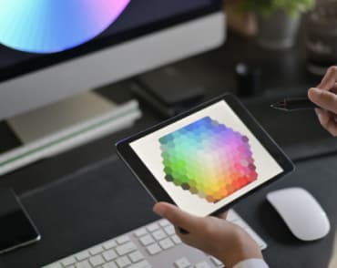 звірює розроблену мобільну версію з телефоном